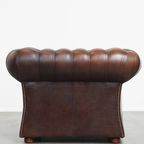 Luxe En Imposante In Goede Staat Verkerende Rundleren Chesterfield Clubfauteuil In Engelse Stijl thumbnail 3
