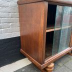 Oud Theekastje Met Glazen Schuifdeurtjes En Achter De Deur Nog 3 Lades, 100 Cm Breed thumbnail 12