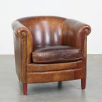 Tijdloze En Stoere Cognac-Kleurige Schapenleren Clubfauteuil Met Een Correcte Afwerking thumbnail 2