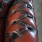 Waanzinnig Gekleurde Donkerrood Gevlamde En Comfortabele Rundleren 2.5 Zits Chesterfield Bank thumbnail 9