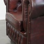 Karaktervolle Donkerrode Engelse Rundleren Chesterfield Fauteuil Met Een Comfortabele Zit thumbnail 12