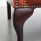 Elegante, Gladde En Comfortabele Engelse Chesterfield Oorfauteuil Van Rundleer thumbnail 10