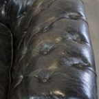 Ruime Zwarte Rundleren Chesterfield Fauteuil Met Een Sprekend Karakter thumbnail 9