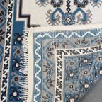 Subtiel Oosters Vloerkleed Met Voornamelijk Blauwe En Witte Tinten En Strakke Patronen 181x90cm thumbnail 4