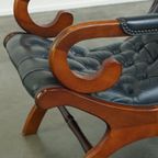 Sierlijke Donkerblauwe Chesterfield Fauteuil Gemaakt Van Rundleer En Gecombineerd Met Hout thumbnail 10