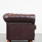 Karaktervolle Donkerrode Engelse Rundleren Chesterfield Fauteuil Met Een Comfortabele Zit thumbnail 4