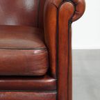 Mooie Tijdloze Schapenleren Clubfauteuil In Een Warme Diepe Kleur En Afgewerkt Met Zwarte Biezen thumbnail 9
