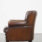 Subtiele, Prachtig Gekleurde Schapenleren Fauteuil Met Een Uniek Design Afgewerkt Met Siernagels thumbnail 6