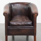 Elegante En Comfortabele Rundleren Clubfauteuil In Engelse Stijl In Een Mooie Donkere Kleur thumbnail 3