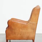 Luxe En Comfortabele Schapenleren Armchair Met Hoge Rug, Zwarte Biezen En Een Tijdloos Design thumbnail 5