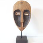 Houten Masker Op Standaart Retro Beeld thumbnail 2