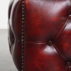 Mooie Rundleren Chesterfield Bijzet/ Salontafel In Een Mooie Rode Kleur Met Glazen Blad thumbnail 6