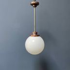 Opaline Glazen Bol Hanglamp Met Stang En Koperen Armatuur thumbnail 2