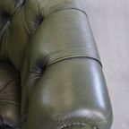 Grote Groene Rundleren Chesterfield Bureaustoel Op Wieltjes Met Een Hoge Rug thumbnail 8