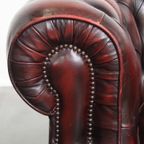 Klassieke En Luxe Rode Rundleren Chesterfield Clubfauteuil In Engelse Stijl Met Siernagels thumbnail 12