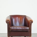 Comfortabele, Stoere, Cognac Kleurige Schapenleren Clubfauteuil Met Karakteristiek Zitkussen thumbnail 3