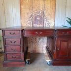 Klassieke Engels Dubbelzijdig Bureau, Schrijftafel, Partnerdesk Kast Afm.150x90cm En 80cm Hoog. thumbnail 2
