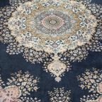 Mooi Vloerkleed Met Voornamelijk Roze En Donkerblauw Met Prachtig Patroon 240x170cm thumbnail 2