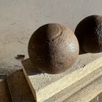 Set Van 4 Kanonballen C. 1800 Op Een Decartieve Stenen Stand Uit Het Atelier Van Walter De Buck thumbnail 3