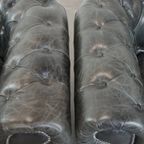 Tijdloze En Klassieke Set Ruime Zwarte Chesterfield Fauteuils Van Karaktervol Generfd Rundleer thumbnail 9