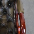 Set Van 2 Tijdloze, Klassieke Groene Rundleren Engelse Chesterfield Fauteuils Met Hout thumbnail 11