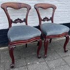 Set Van Twee Antiek Mahonie Stoelen Met Blauwe Stoffering, 47 X 43, Hoog 87 Cm thumbnail 4