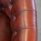 Statige Rundleren Engelse Chesterfield Clubfauteuil In Een Sprekende Rode Kleur thumbnail 9