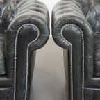 Tijdloze En Klassieke Set Ruime Zwarte Chesterfield Fauteuils Van Karaktervol Generfd Rundleer thumbnail 11