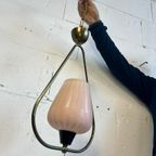 Vintage Jaren 50 Hanglamp: Messing & Zalmroze Opaline thumbnail 9