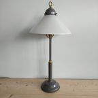 Tafellamp Met Grijs Metalen Voet En Opaline Glas Kap thumbnail 2