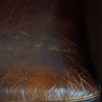 Charmante Rundleren Clubfauteuil In Engelse Stijl Met Een Vast Zitkussen En Een Prachtig Patina thumbnail 12