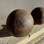 Set Van 4 Kanonballen C. 1800 Op Een Decartieve Stenen Stand Uit Het Atelier Van Walter De Buck thumbnail 5