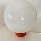 Mushroom Lamp Met Oranje Houten Voet En Wit Glazen Bol thumbnail 5