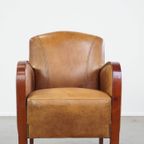 Stijlvolle Schapenleren Art Deco Design Armchair Met Houten Armleggers En Een Vast Zitkussen thumbnail 3