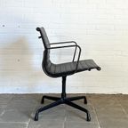 Vitra Ea 108 Black On Black Edition – Luxe Designstoel In Zwart Leer thumbnail 15