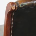 Karaktervolle Groene Vintage Rundleren Engelse Chesterfield Fauteuil Met Een Sierlijke Vormgeving thumbnail 11