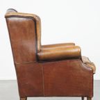 Stoere Cognac-Kleurige Schapenleren Oorfauteuil Met Een Comfortabele Zit En Afgewerkt Met Zwarte thumbnail 4