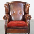 Stijlvolle Vintage, Luxe Schapenleren Oorfauteuil Met Een Rood Corduroy Zitkussen thumbnail 3