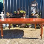 Prachtige Klassieke Ovale Houten Tafel Met Decoratieve Pote thumbnail 2