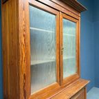 Belgische Pitch Pine Schoolkast Met Ribbelglas thumbnail 8